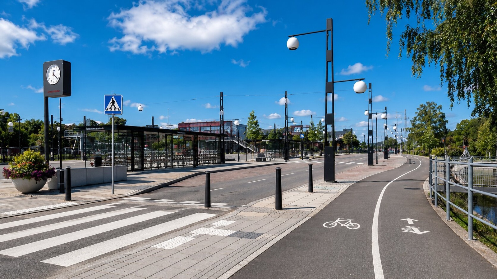 Ängelholms station med tydlig cykelbana och gångövergång.