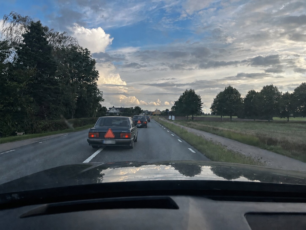 Landsväg i Ängelholms kommun en sommarkväll, långsamtgående fordon märkta med varningstriangel.