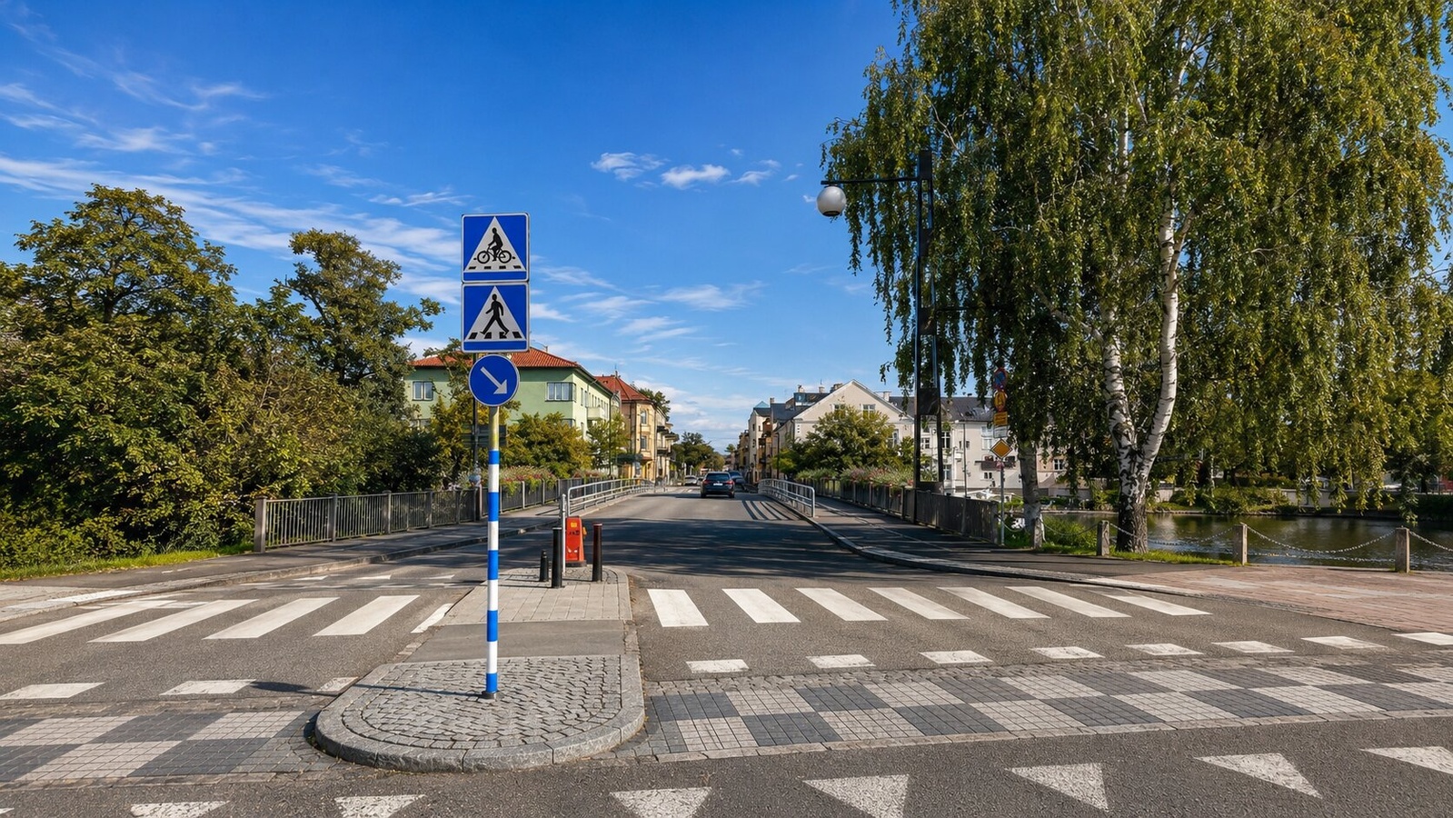 Gatuvy i centrala Ängelholm vid bron över Rönne å.