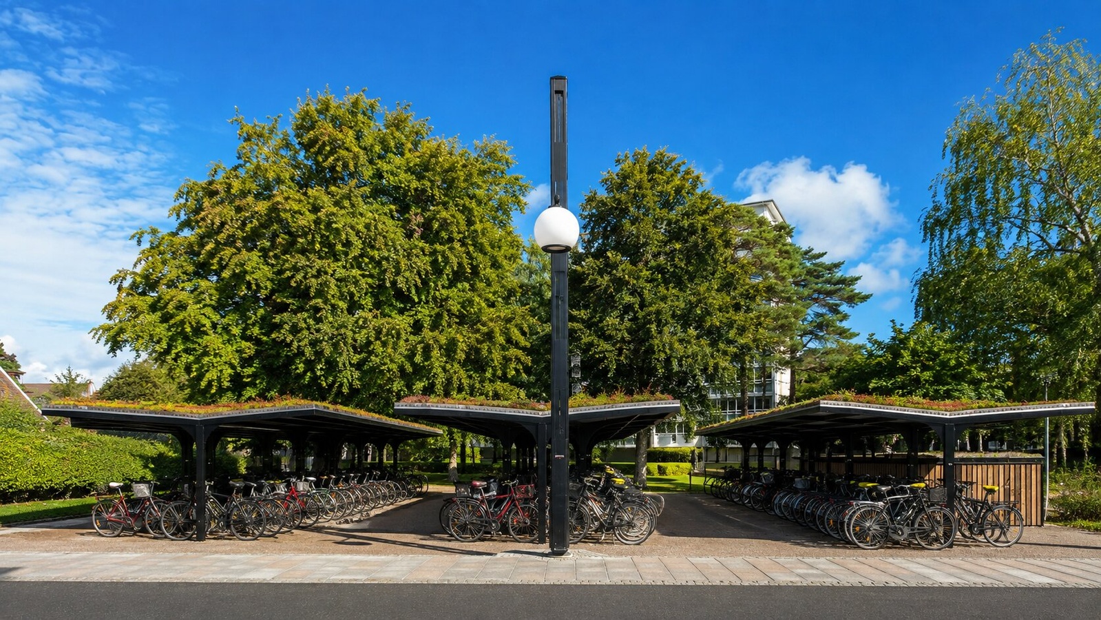 Övertäckt cykelparkering vid Ängelholms station.