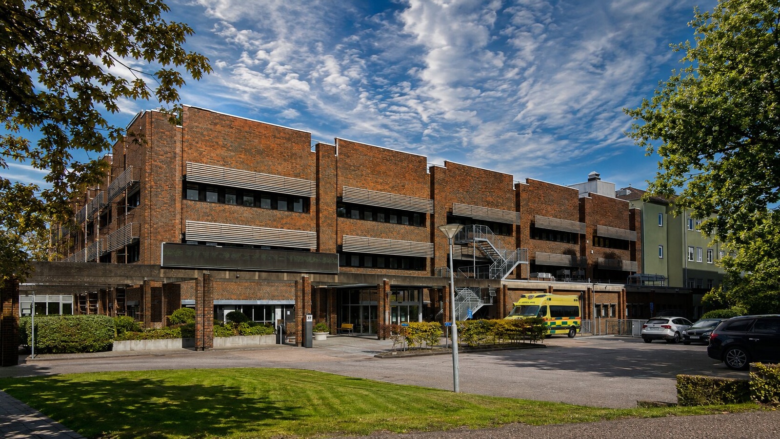 Ängelholms sjukhus, huvudentrén med en ambulans utanför.