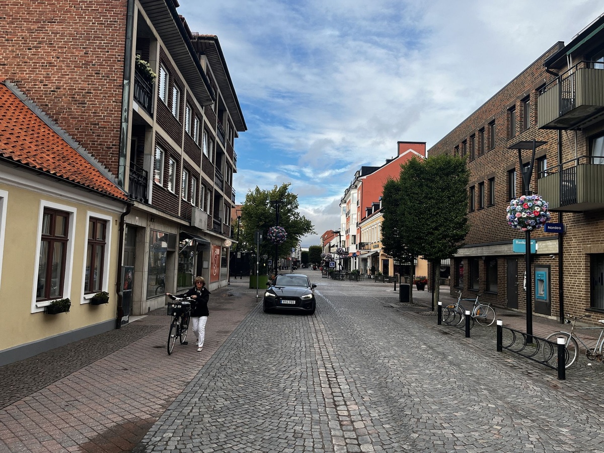 Storgatan i Ängelholm en vardagsmorgon, på väg mot Stortorget.