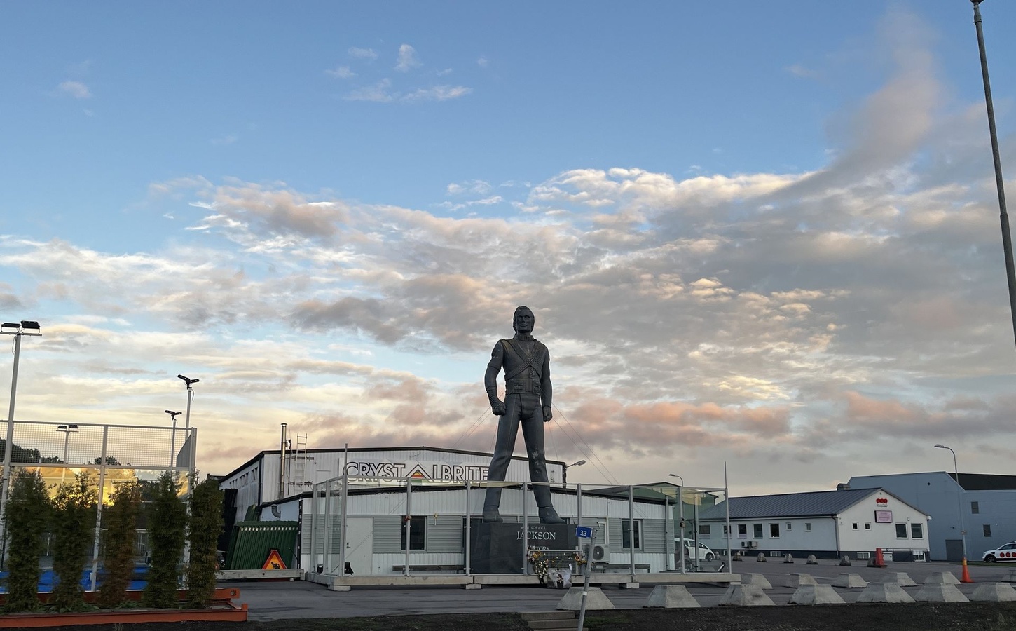 Michael Jackson-statyn i Ängelholm, ett privat kulturinitiativ.