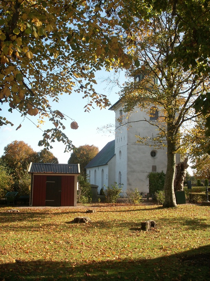 Starby kyrka utanför Ängelholm en höstdag.